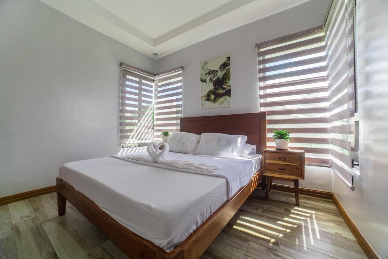Bella Homes 6Br 4Bath Near Rotunda タガイタイ エクステリア 写真