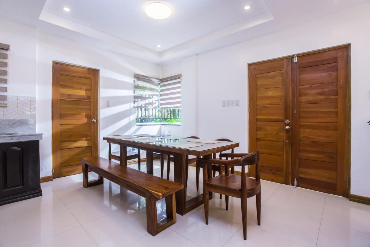 Bella Homes 6Br 4Bath Near Rotunda タガイタイ エクステリア 写真