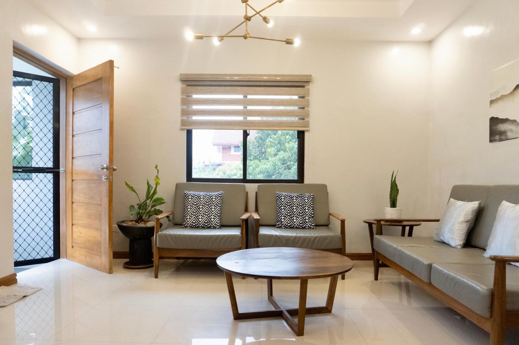 Bella Homes 6Br 4Bath Near Rotunda タガイタイ エクステリア 写真