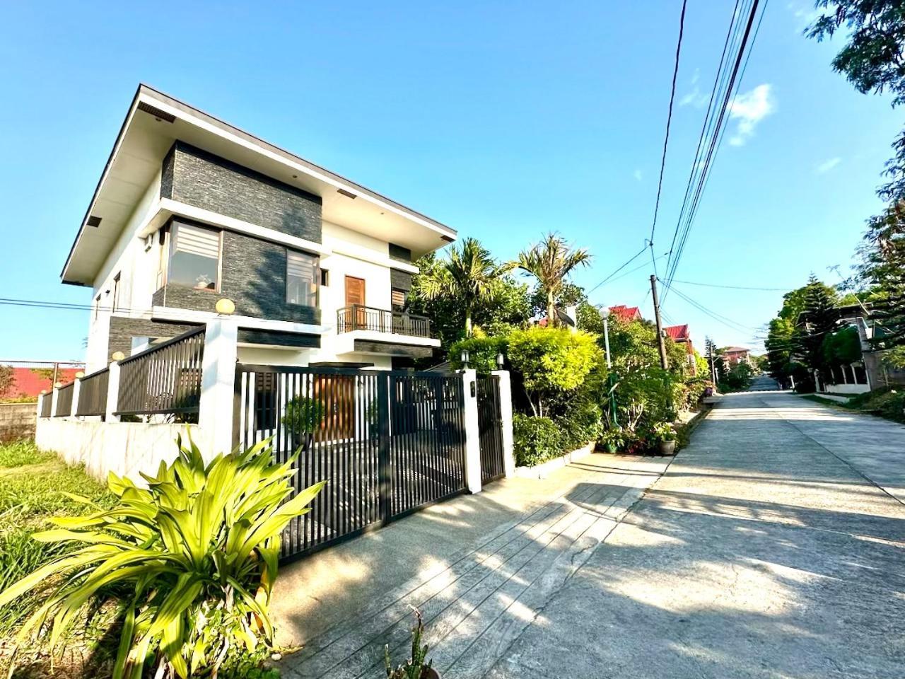 Bella Homes 6Br 4Bath Near Rotunda タガイタイ エクステリア 写真